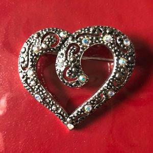 Beautiful silvertone & crystal heart brooch AAI